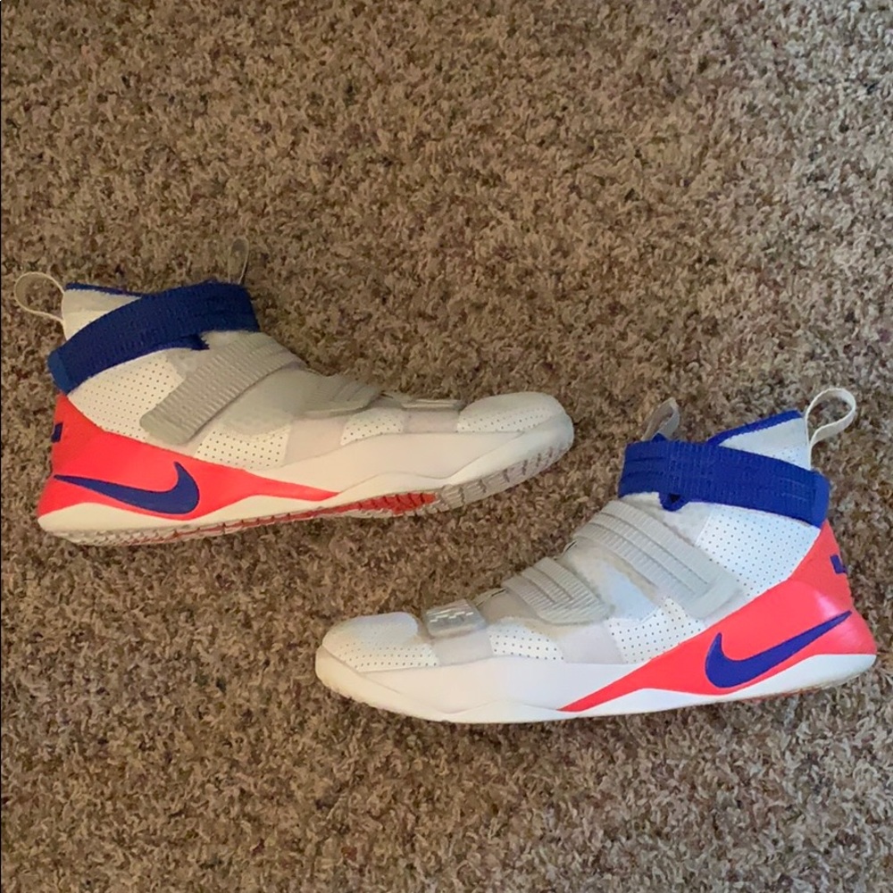 LeBron Solider 11